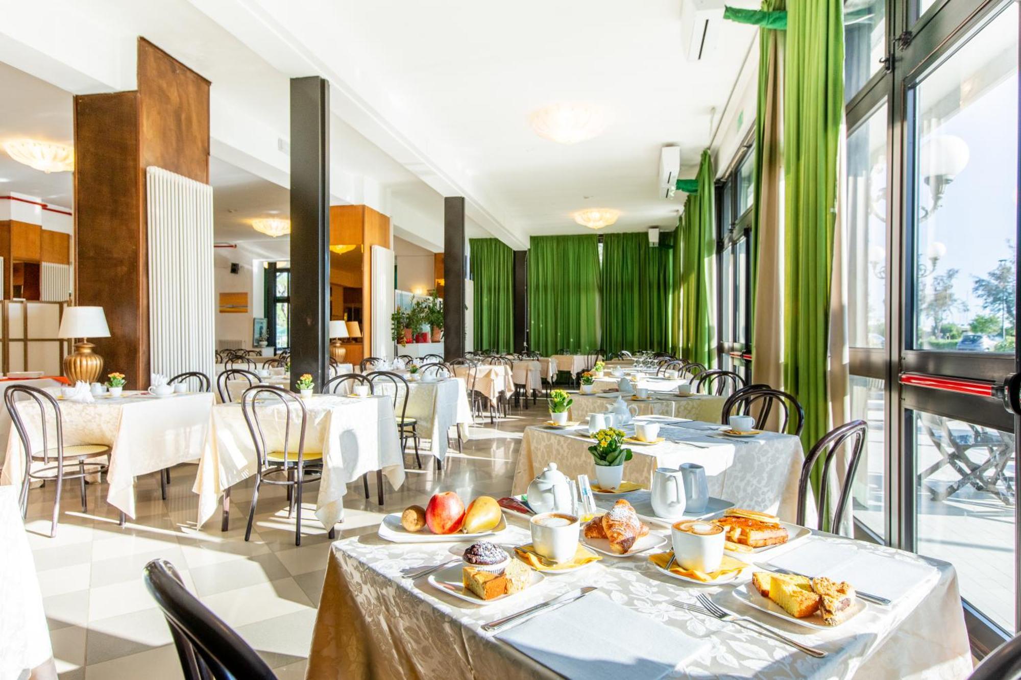 Hotel Lungomare Cervia Esterno foto